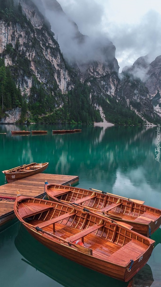 Łódki przy pomoście na jeziorze Pragser Wildsee