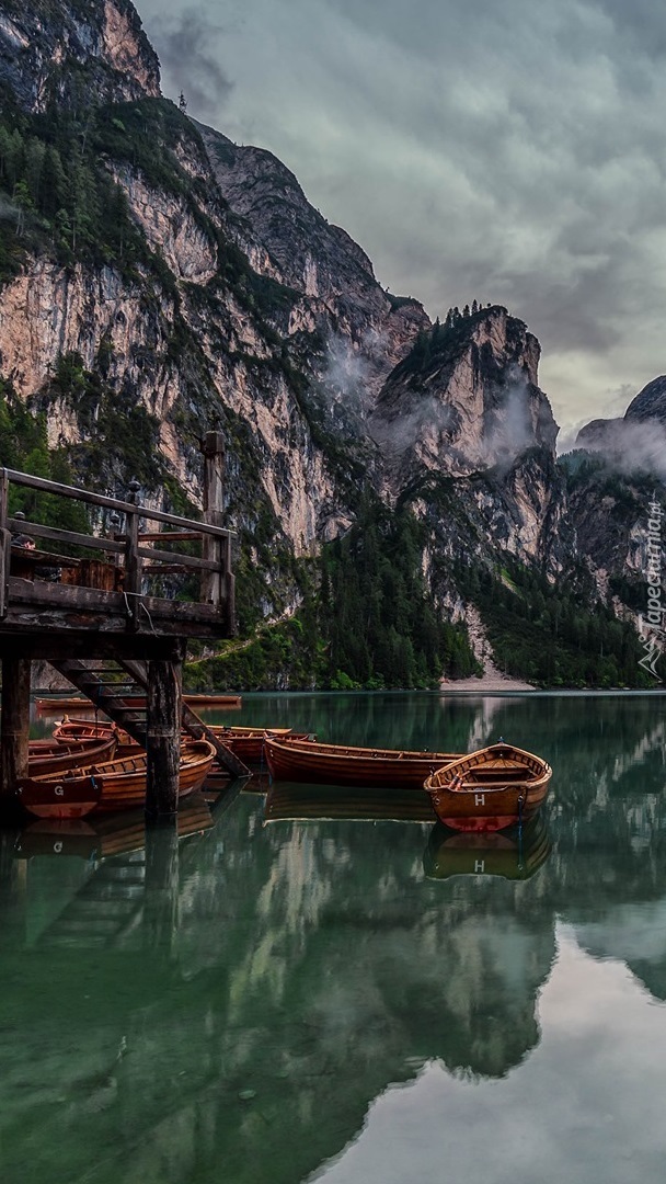 Łódki przy pomoście na jeziorze Pragser Wildsee