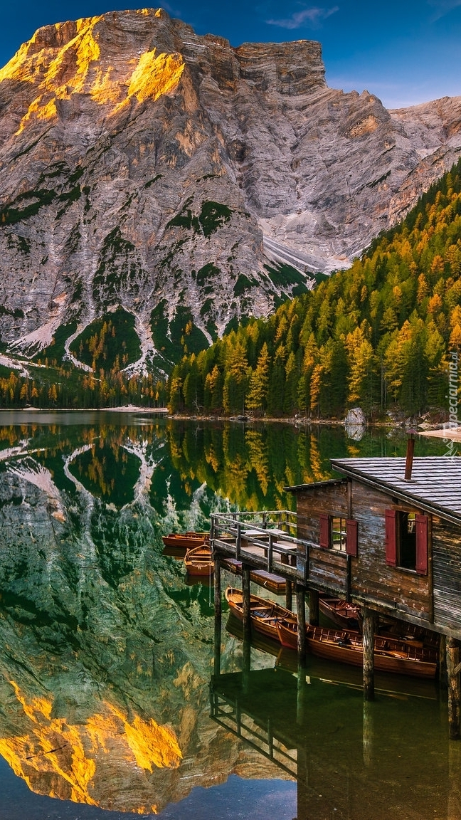 Łódki przy pomoście na jeziorze Pragser Wildsee