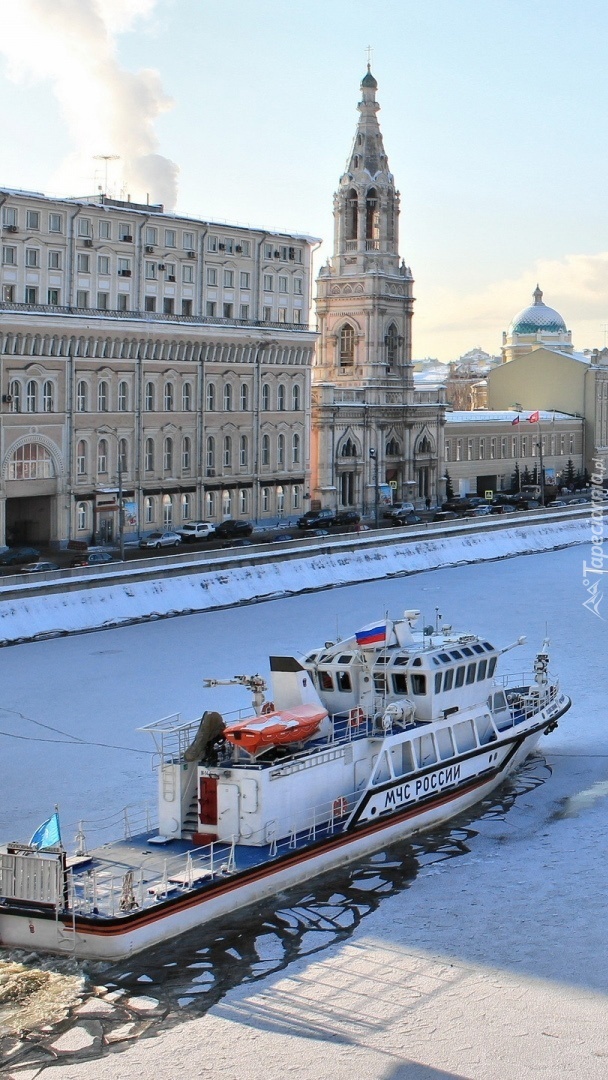 Lodołamacz na rzece Moskwa