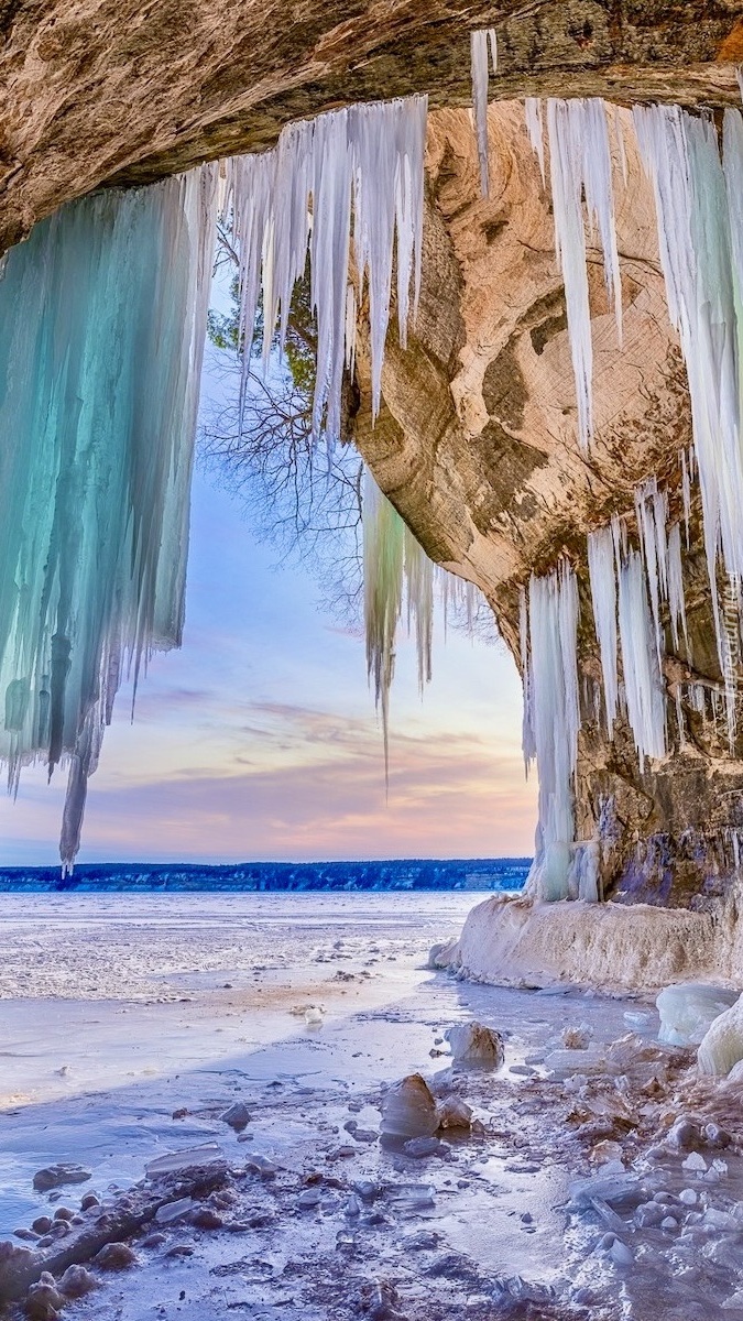 Lodowa jaskinia Grand Island Ice Caves