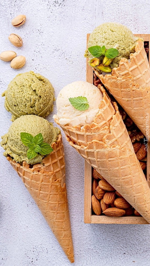 Lody pistacjowe w rożkach