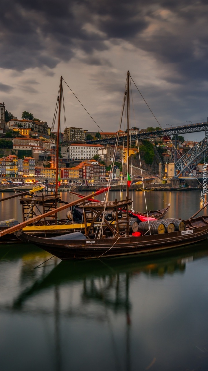 Łodzie na rzece Duero w Porto