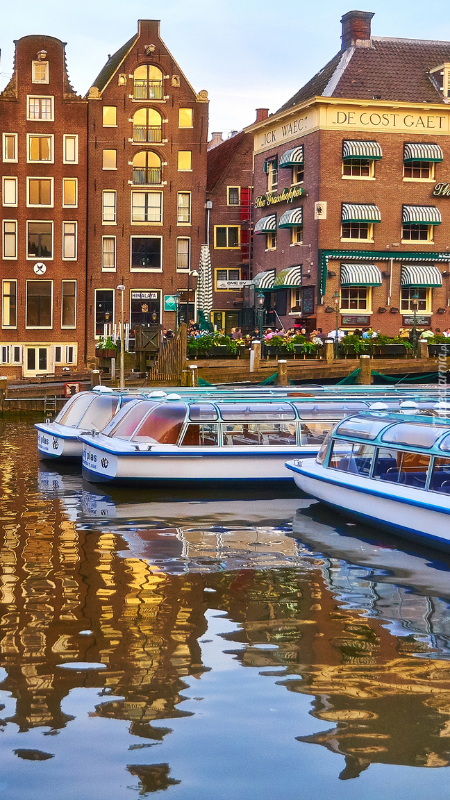 Łodzie wycieczkowe na kanale w Amsterdamie