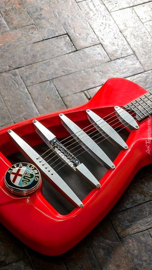 Logo Alfa Romeo na czerwonej gitarze