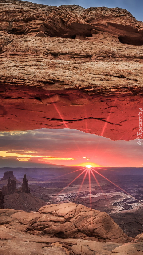 Łuk Mesa Arch w promieniach słońca