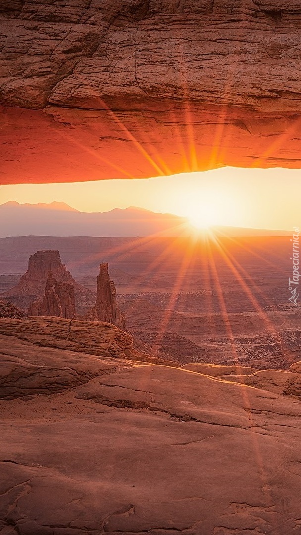 Łuk Mesa Arch w promieniach słońca