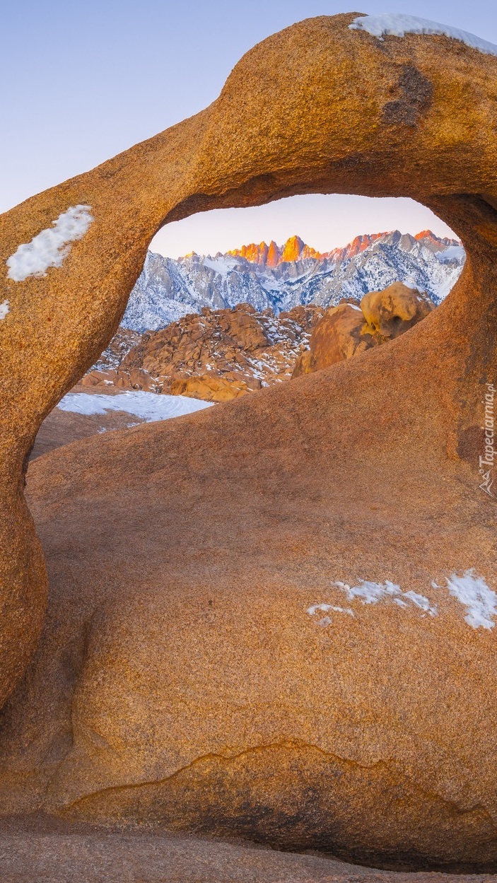 Łuk skalny Mobius Arch w Alabama Hills