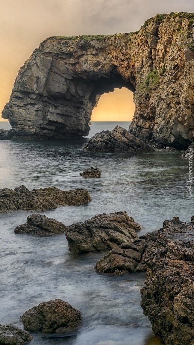 Łuk skalny na morzu