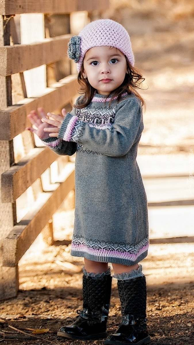 Mała dziewczynka na mostku