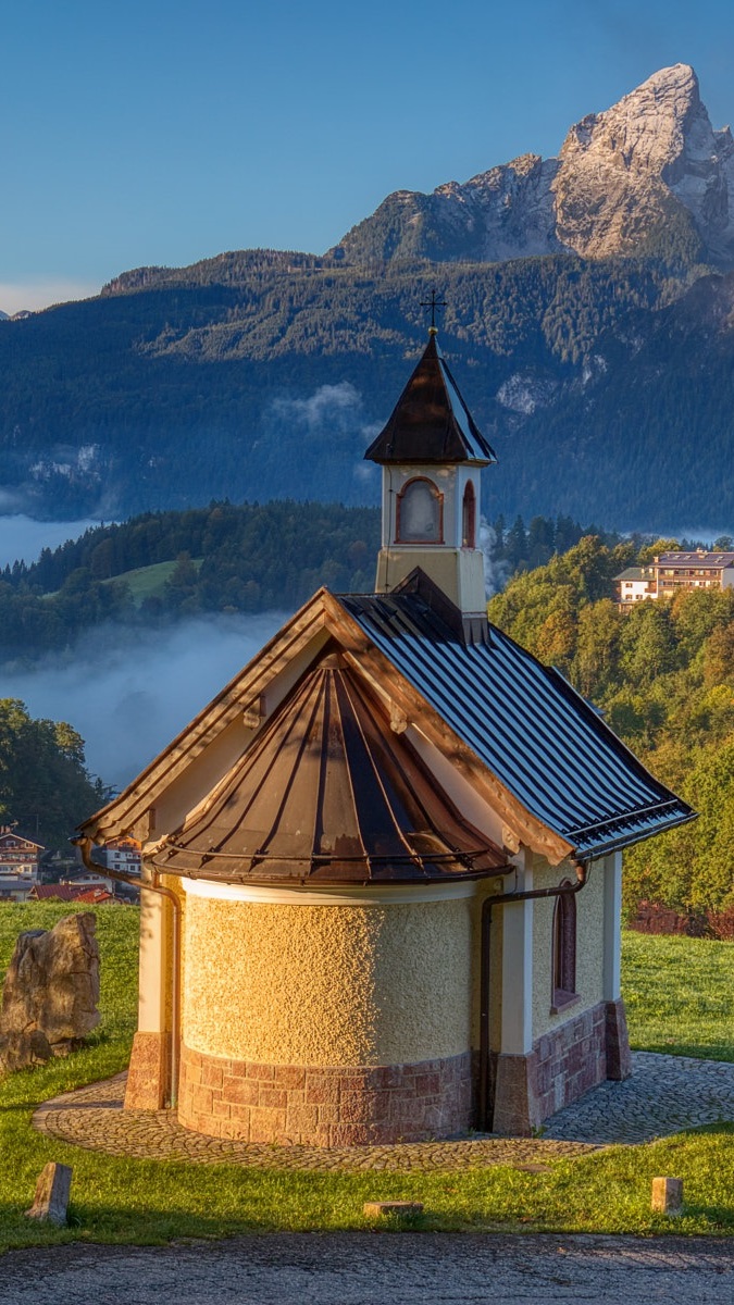 Mała kapliczka Kirchleitn Kapelle na tle Alp w Berchtesgaden