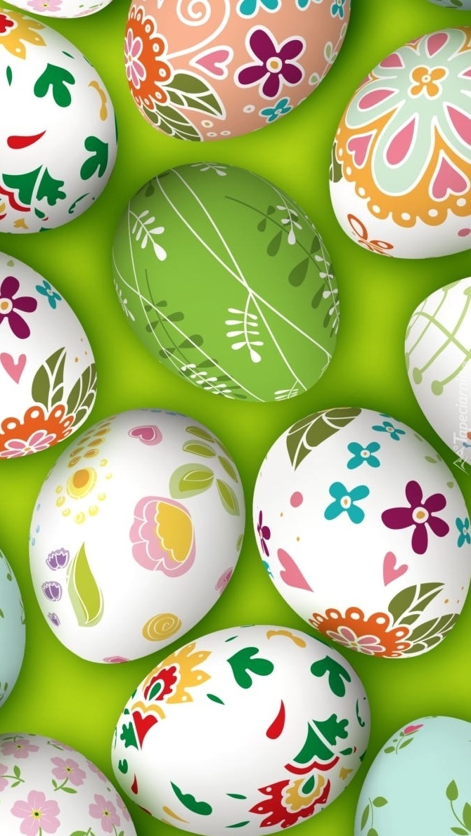 Malowane jaja na zielonym tle