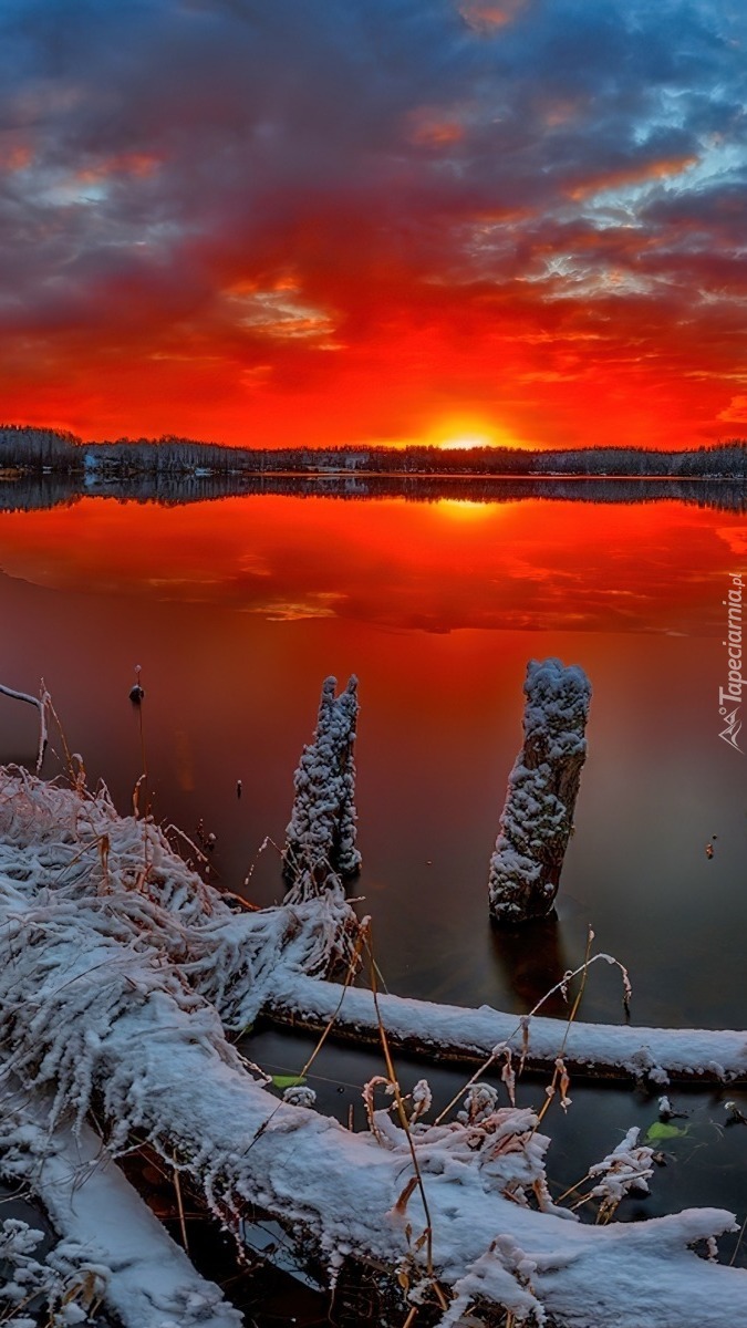 Malowniczy zachód słońca nad jeziorem