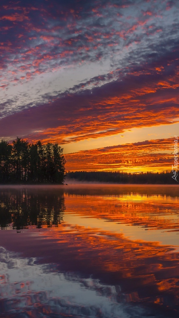 Malowniczy zachód słońca nad jeziorem