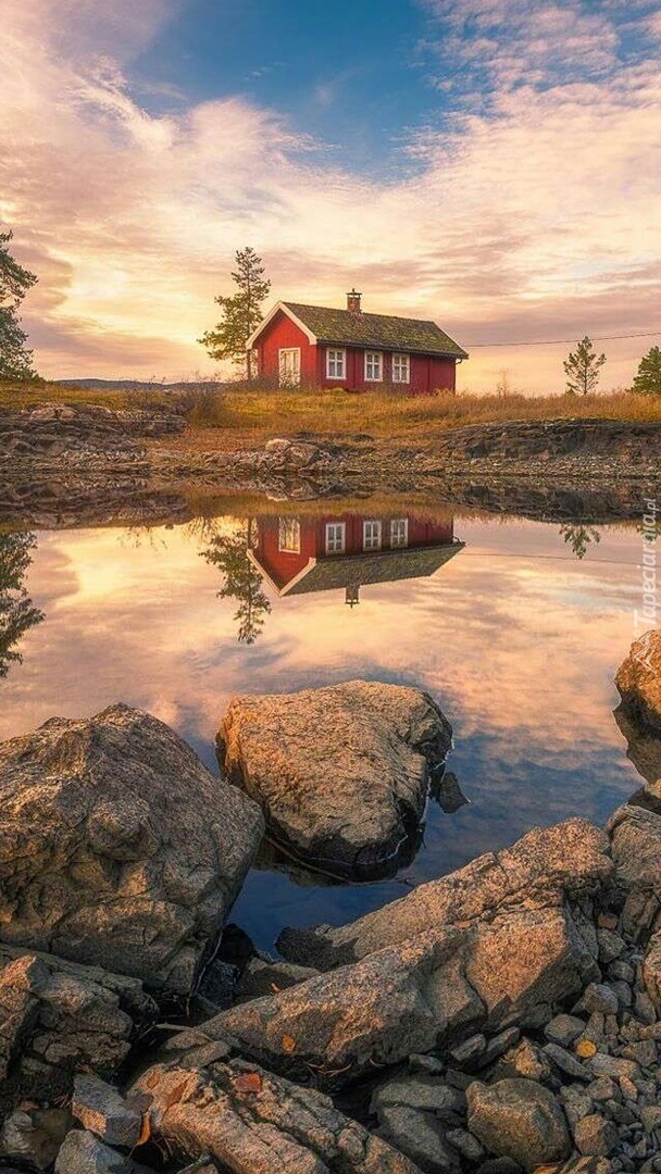 Mały domek nad norweskim jeziorem Vaeleren