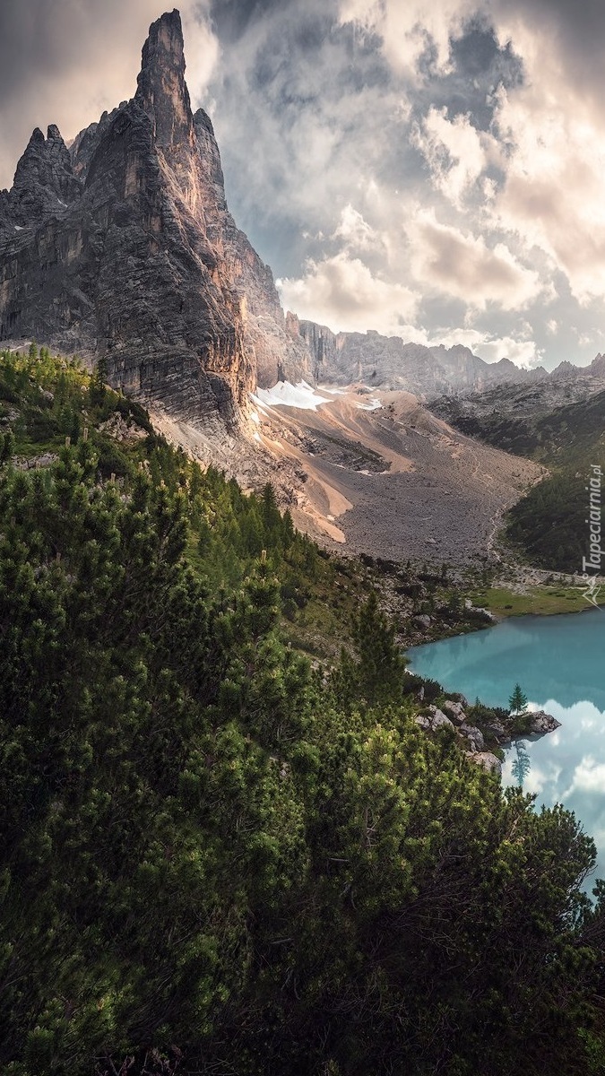 Masyw Sorapiss i jezioro Sorapis Lake pod chmurami