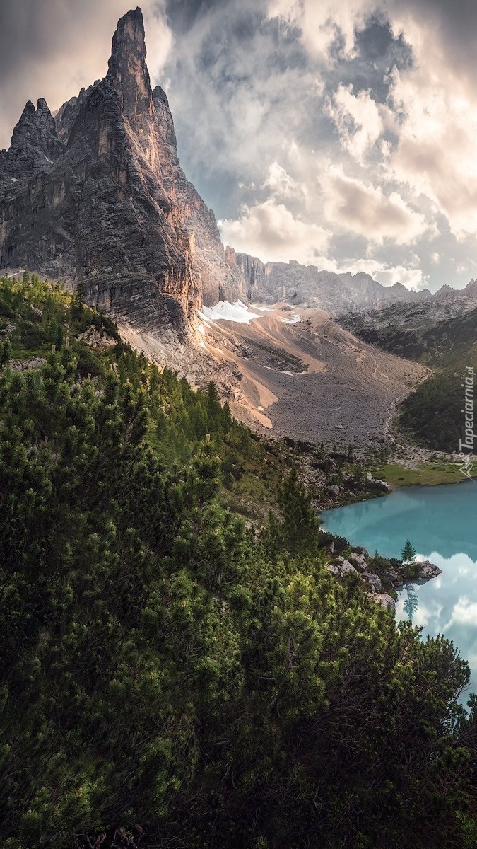 Masyw Sorapiss i jezioro Sorapis Lake pod chmurami