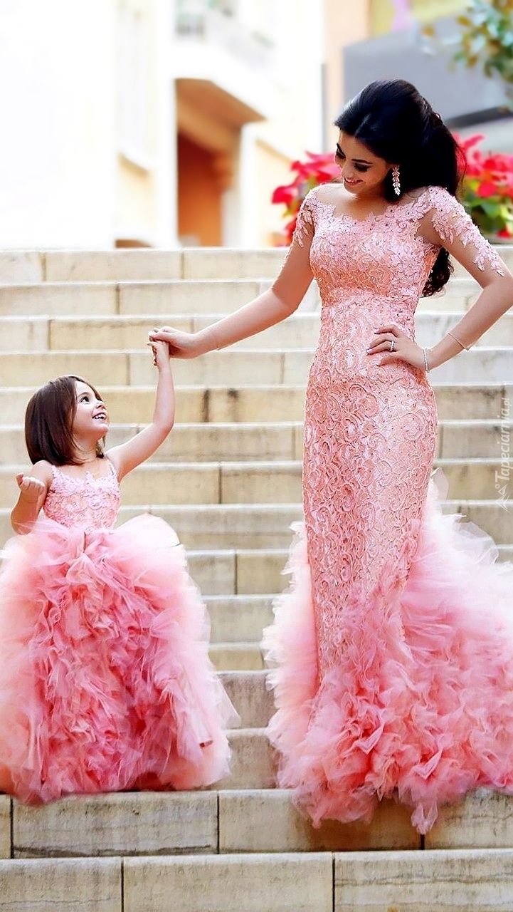 Matka z córką w różowych sukniach