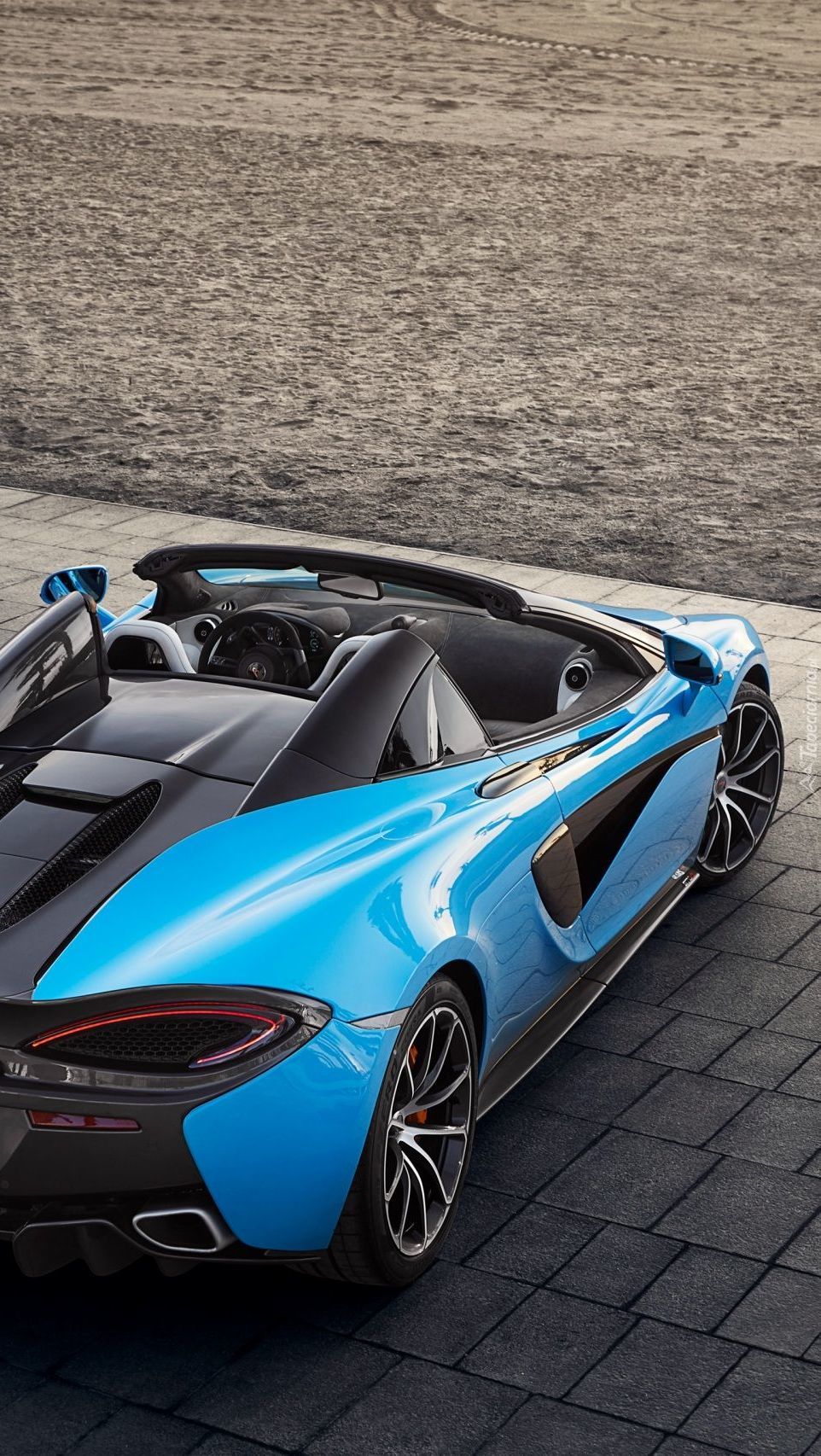 Макларен 570s голубой
