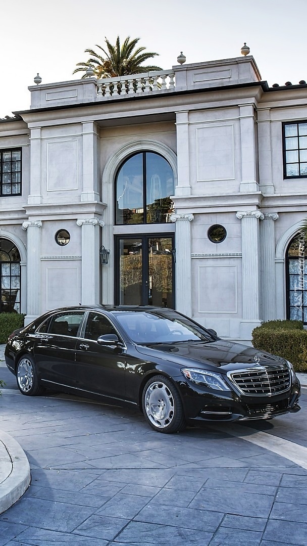 Mercedes przed domem