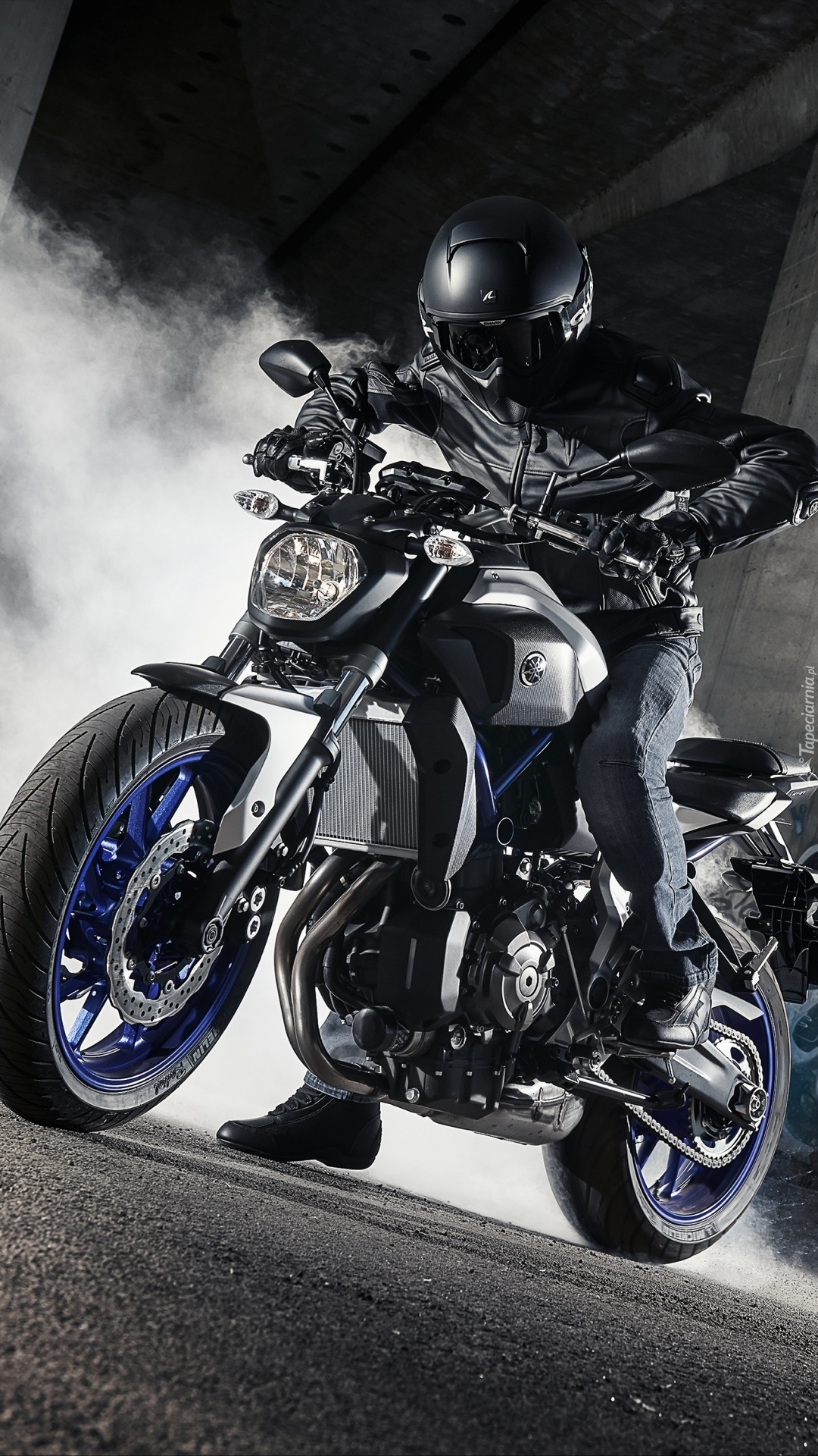 Mężczyzna na motocyklu Yamaha MT-07