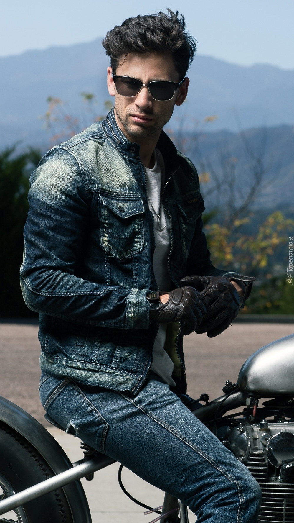 Mężczyzna w okularach na motocyklu