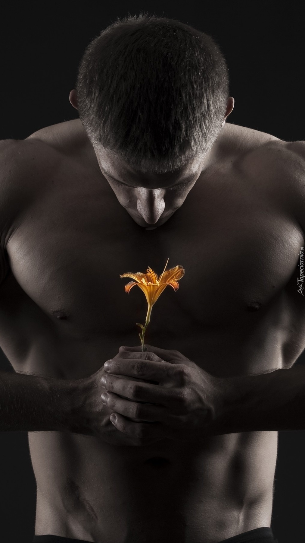 Mężczyzna z kwiatem w dłoniach