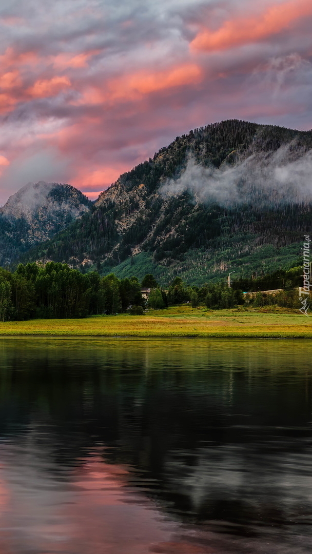 Mgła nad górami przy jeziorze Lake Dillon