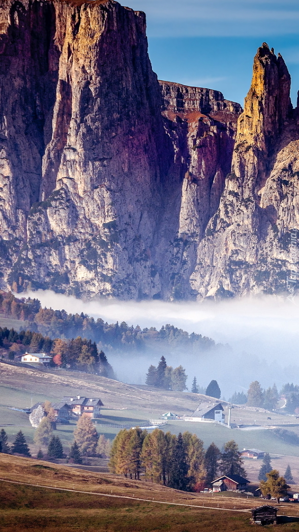 Mgła nad płaskowyżem i góra Schlern