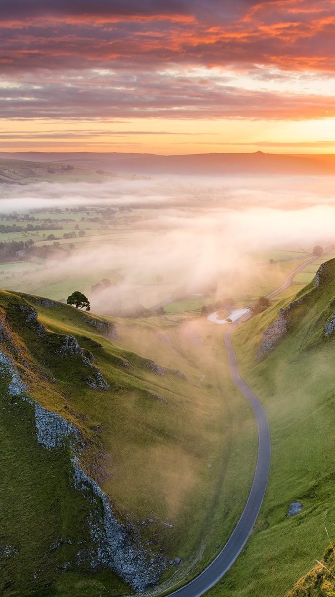 Mgła nad przełęczą Winnats Pass