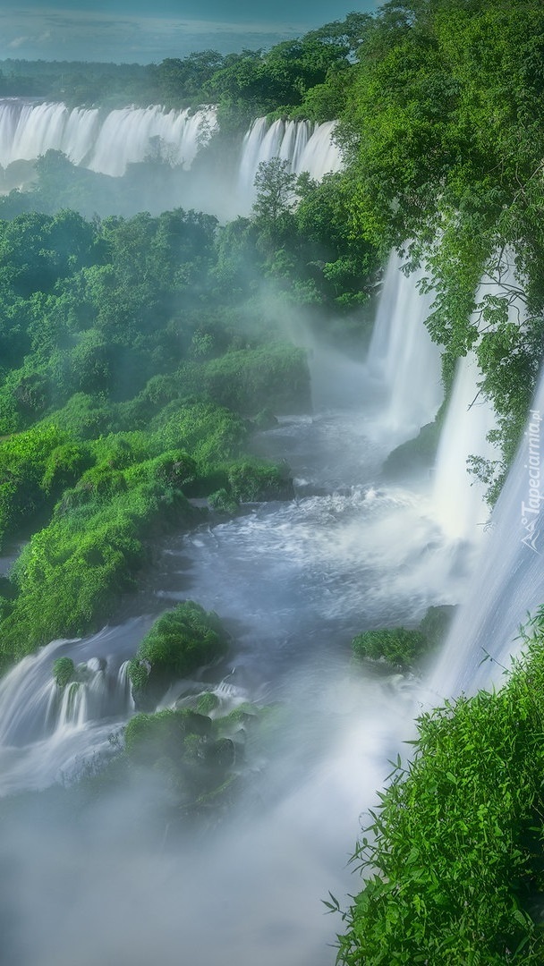 Mgła przy wodospadzie Iguazu w Argentynie