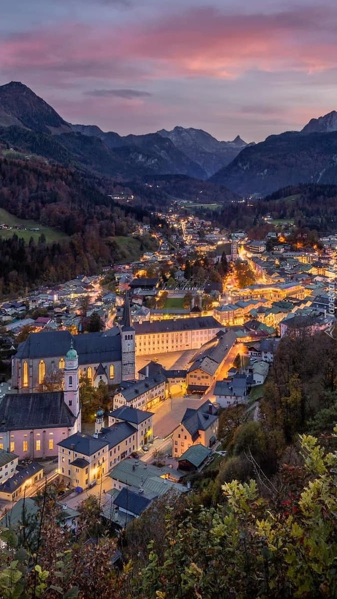 Miasteczko Berchtesgaden o zmroku