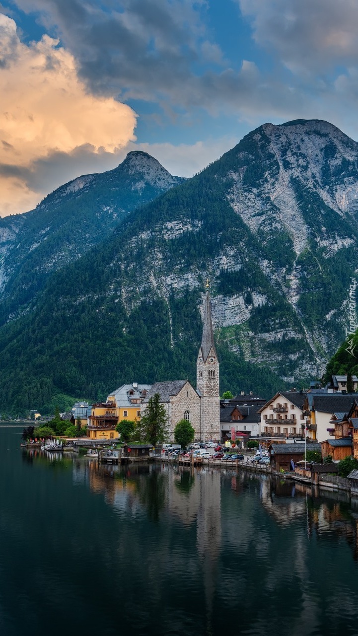 Miasteczko Hallstatt nad jeziorem w Austrii