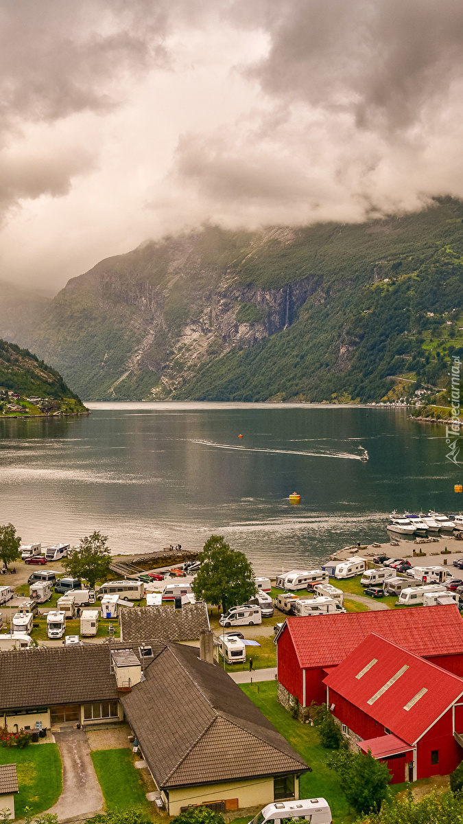 Miasteczko i fiord Geirangerfjorden w Norwegii