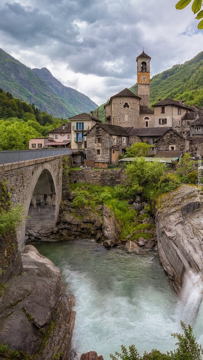 Miasteczko Lavertezzo położone w dolinie rzeki Verzasca