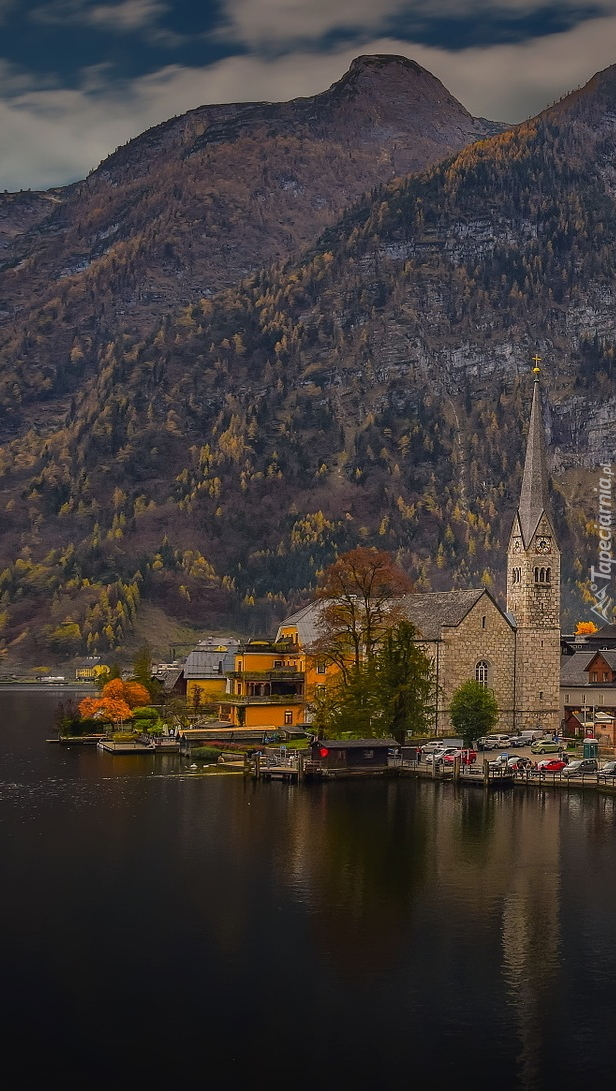 Miasteczko nad jeziorem Hallstattersee