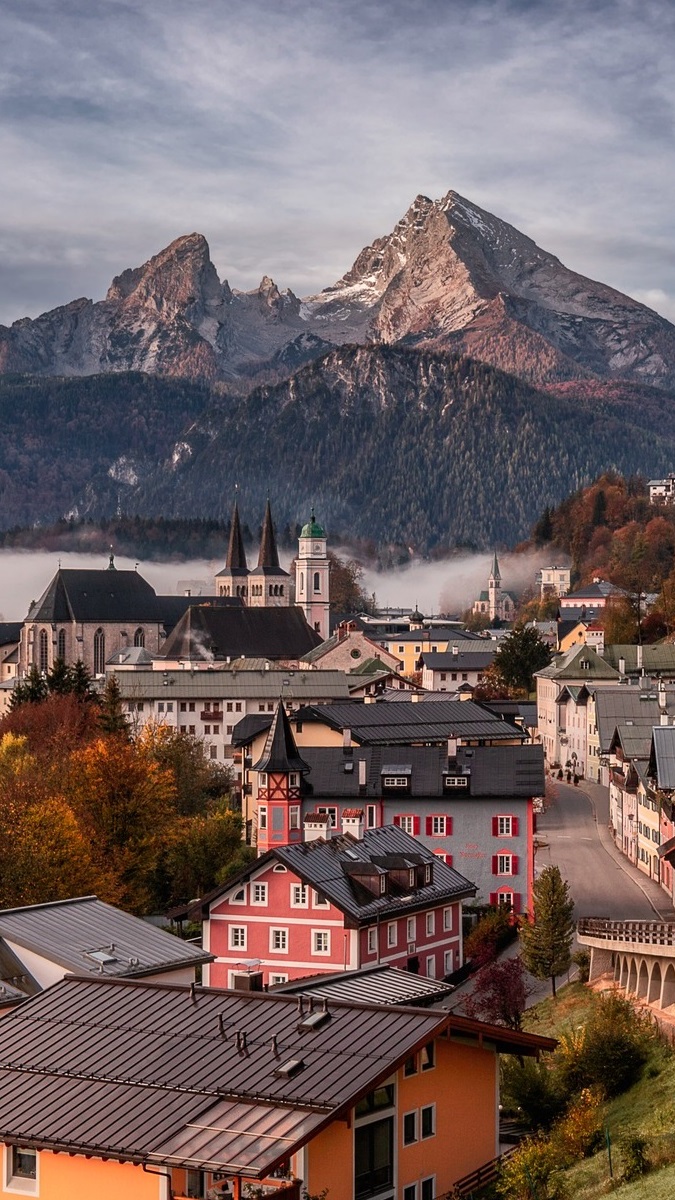 Miasteczko w gminie Berchtesgaden na tle gór