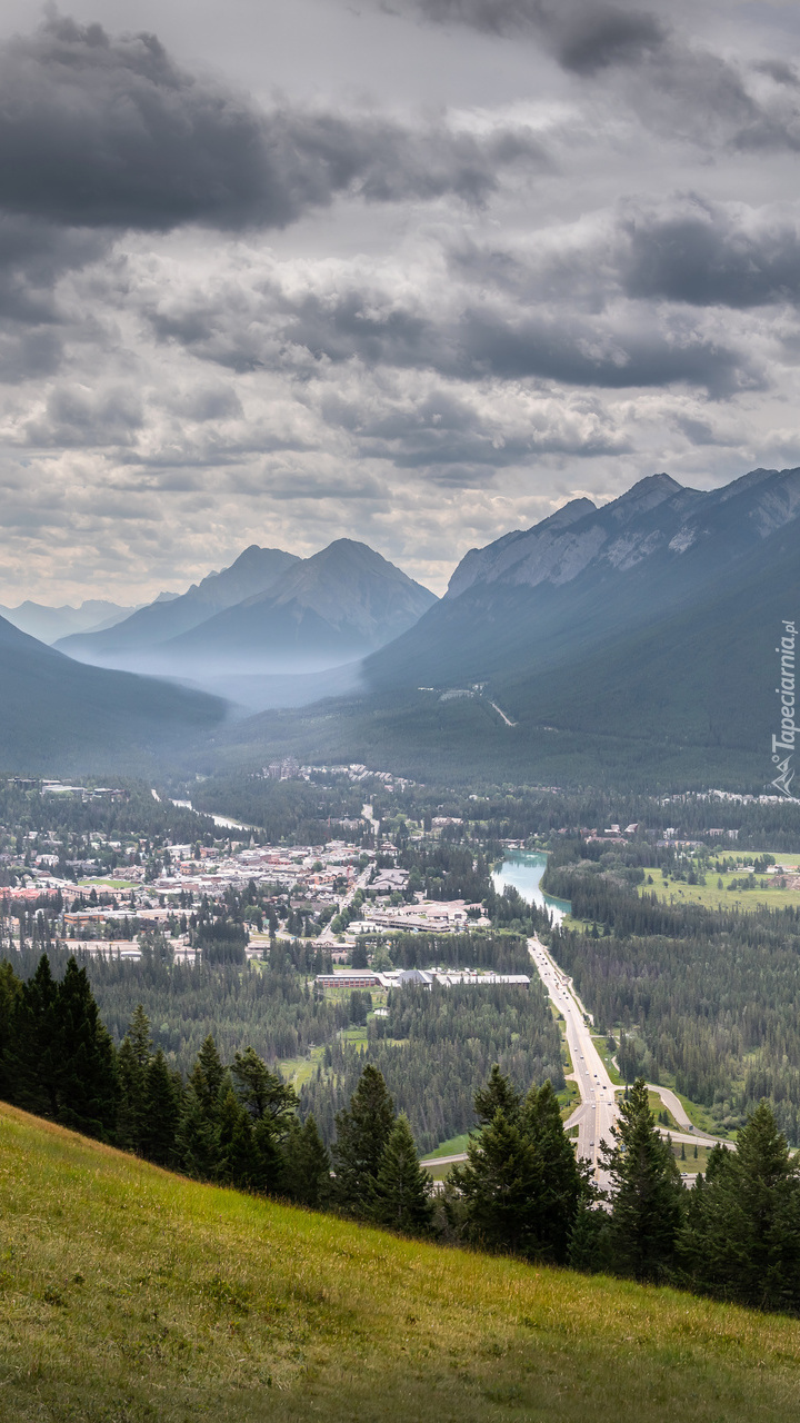 Miasto Banff na tle gór