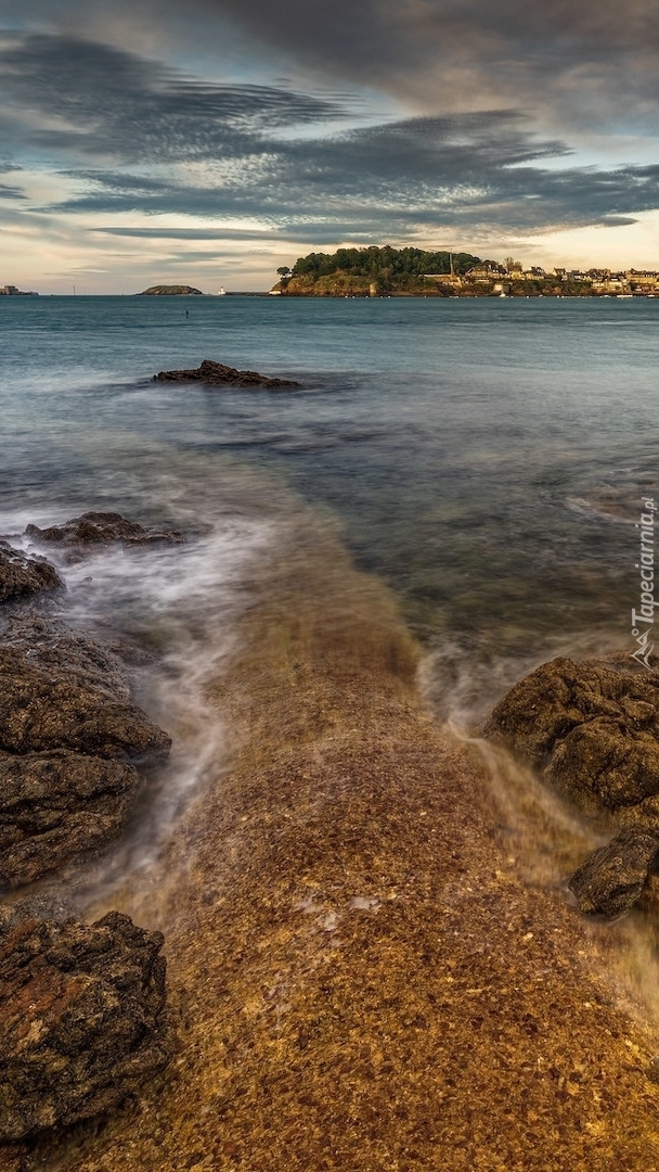 Miasto Dinard na skalistym wybrzeżu Bretanii