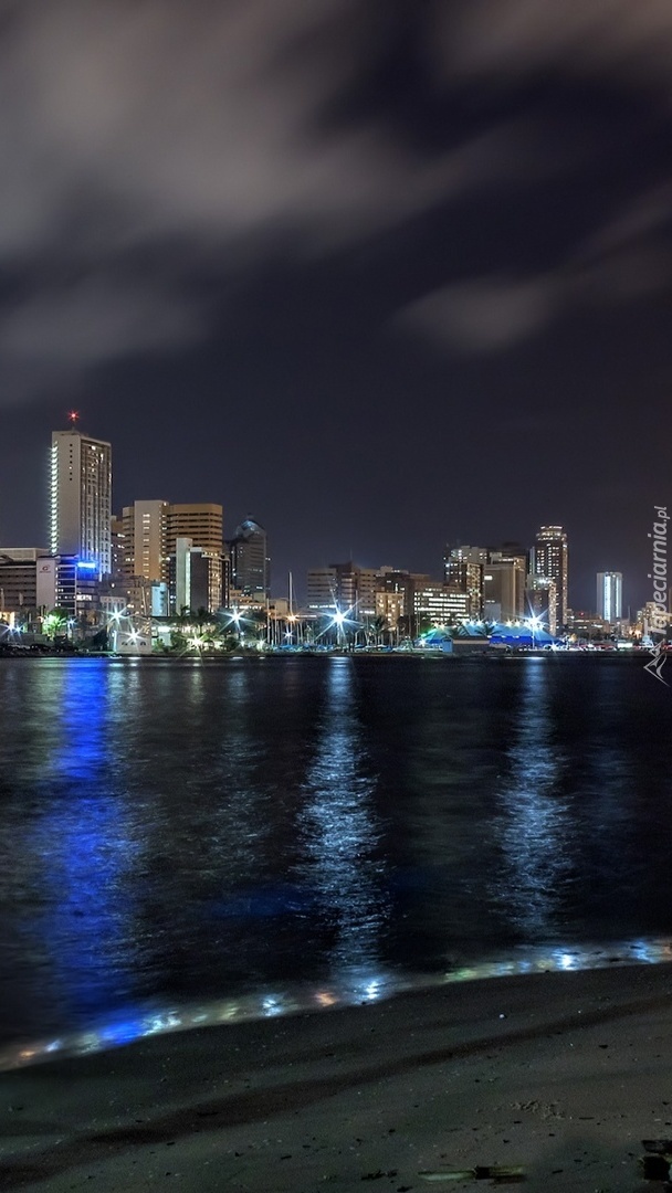 Miasto nad oceanem nocą