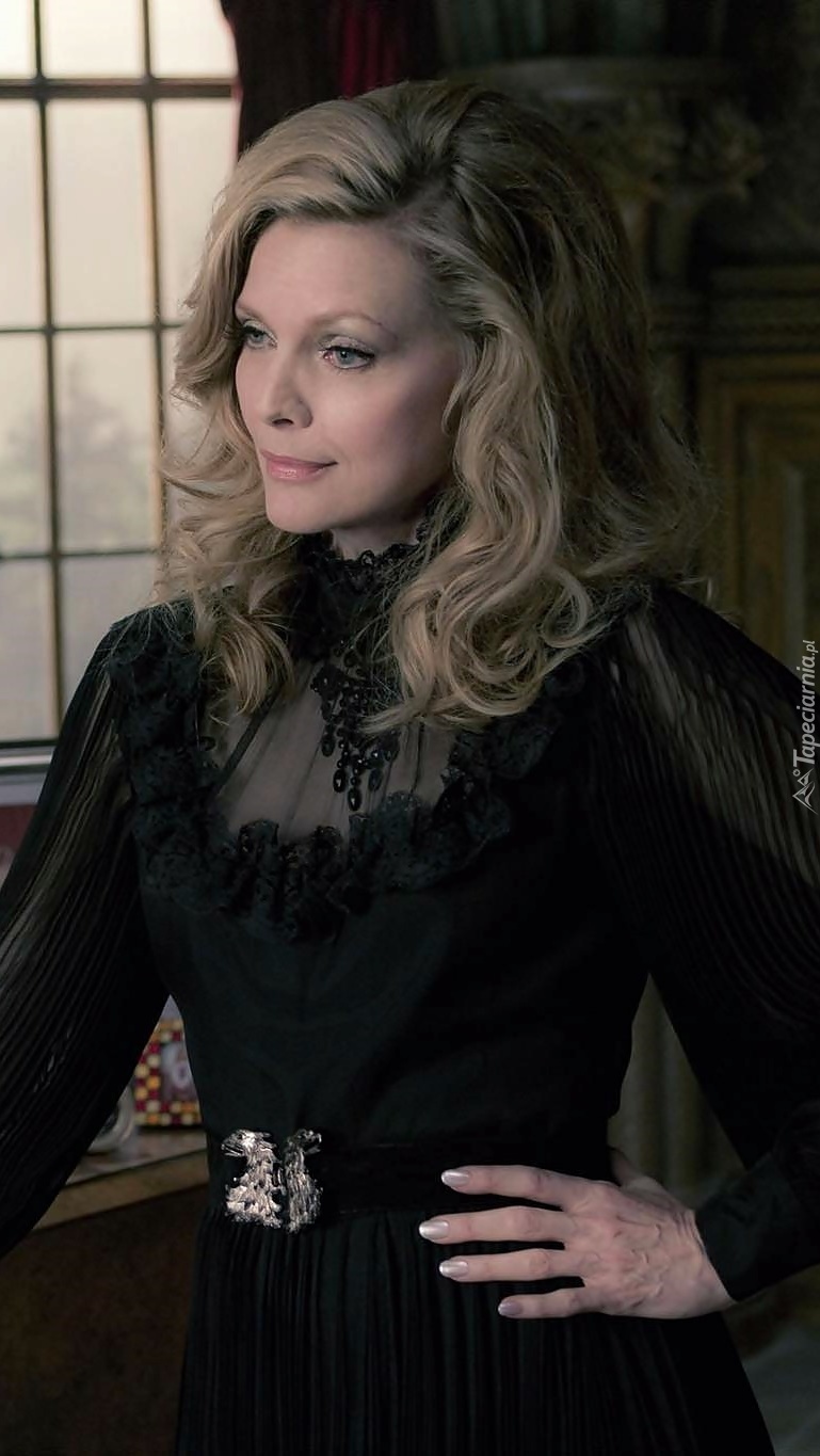 Michelle Pfeiffer przy oknie