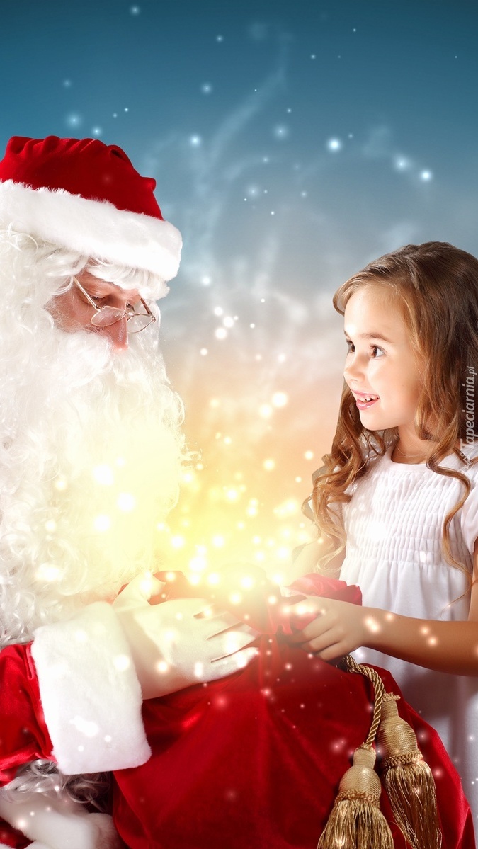 Mikołaj dający prezent dziewczynce