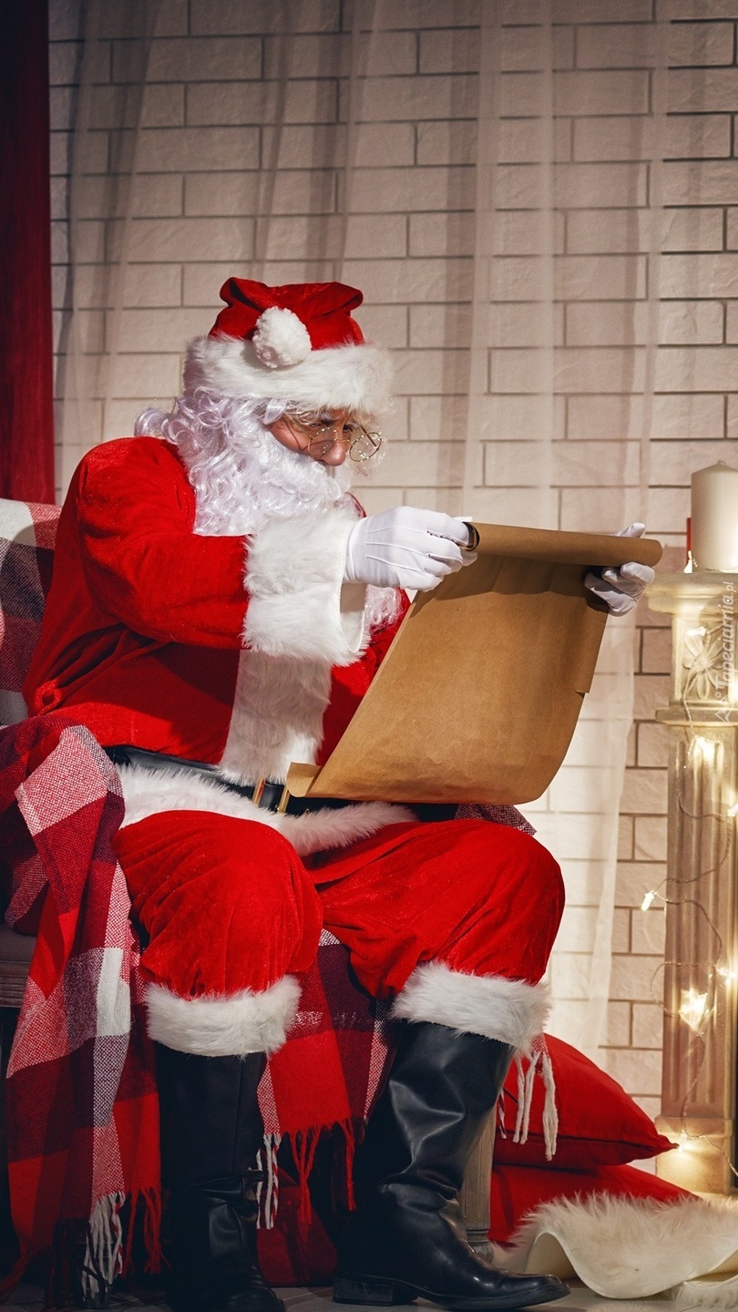 Mikołaj z listą prezentów