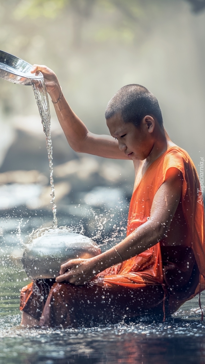 Młody mnich buddyjski nad rzeką
