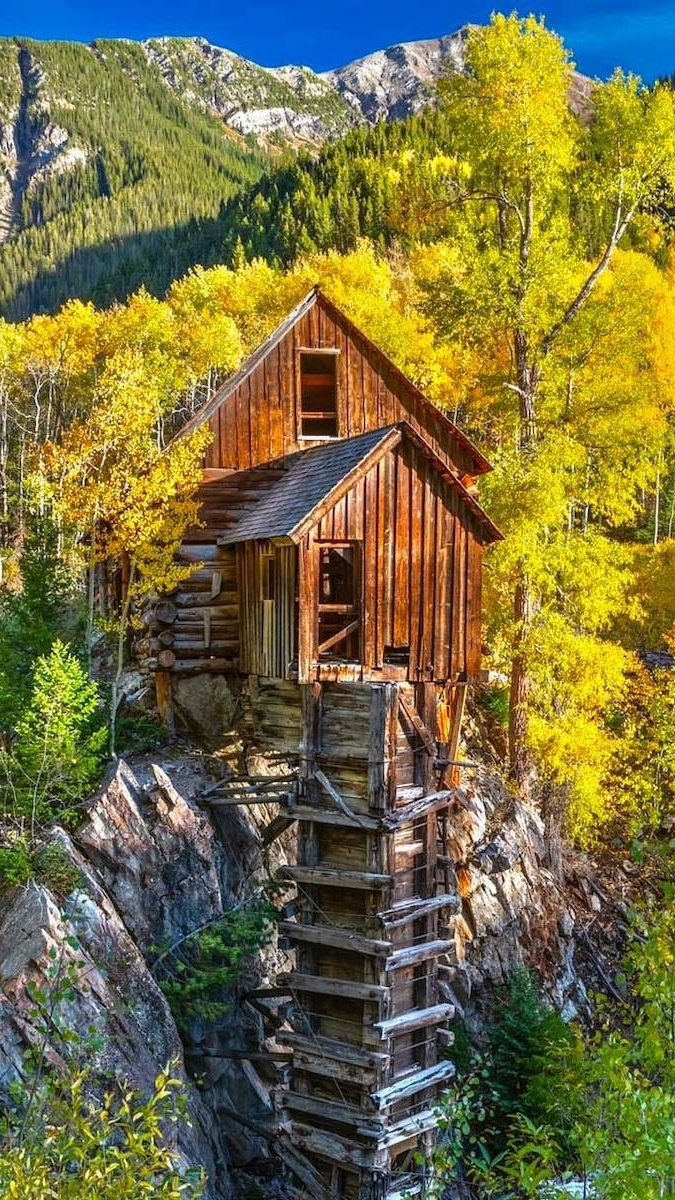 Młyn Crystal Mill na skałach