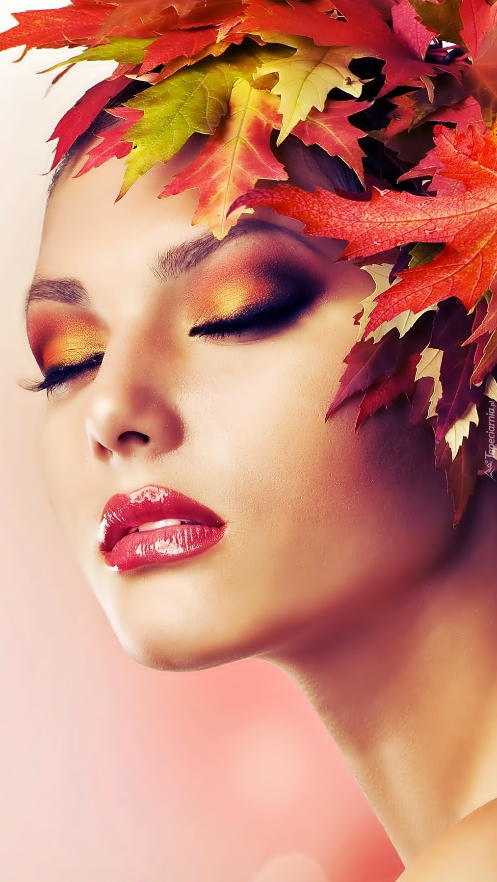 Kobieta z jesiennymi liśćmi na głowie