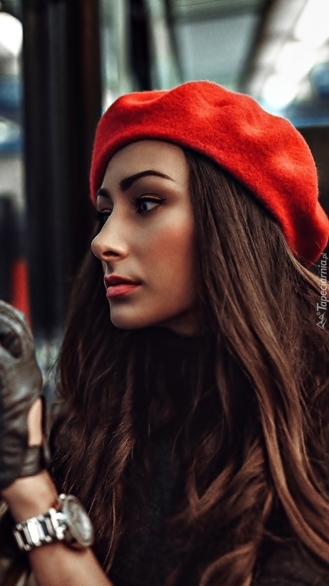 Modelka w czerwonym berecie