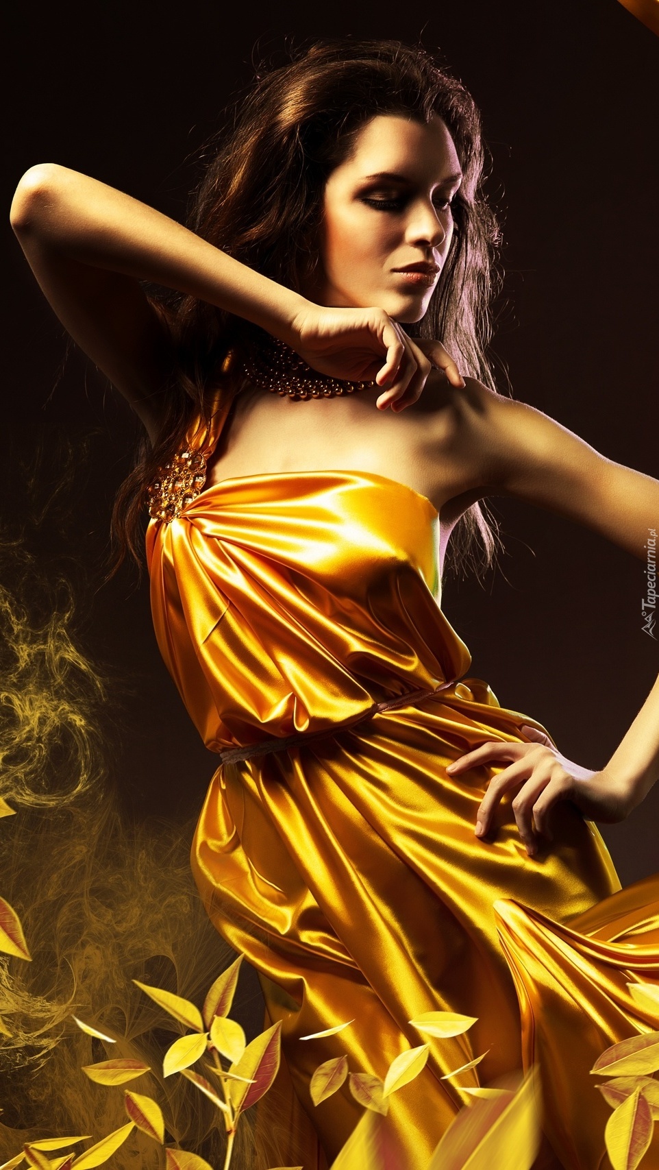 Modelka w złotej sukni