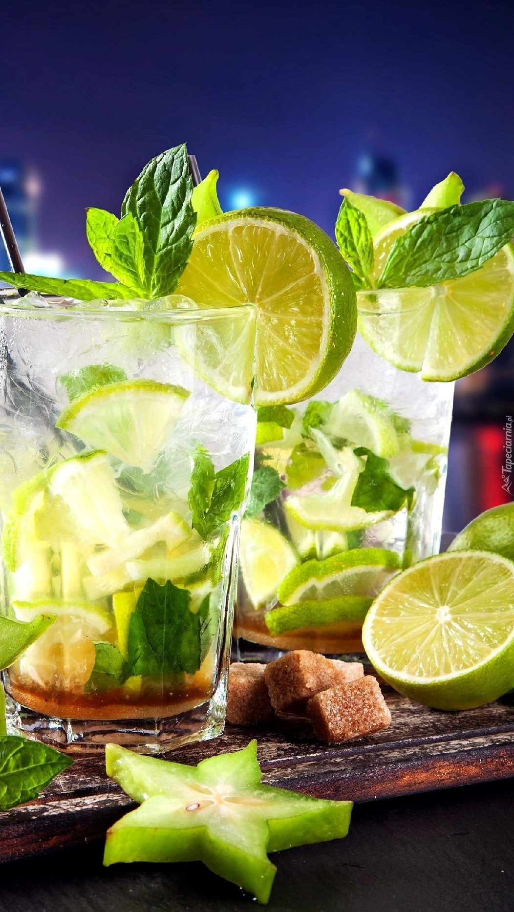 Mojito z cytryną lodem i listkami mięty