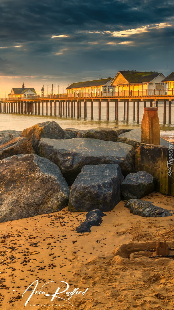 Molo i kamienie na plaży w Southwold